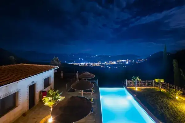 Luxury-Villas-Lefkada-Infinity-Pool-bei-Nacht2.jpg