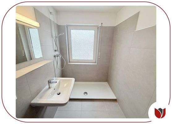 Saniert: Duschbad mit WC, Fenster, Handtuchheizung