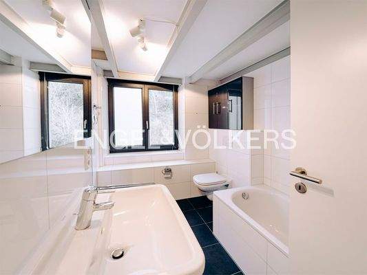 Modernes Tageslichtbad mit Dusche und Wanne