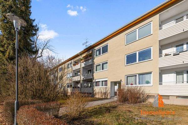 Blick auf das Mehrparteienhaus