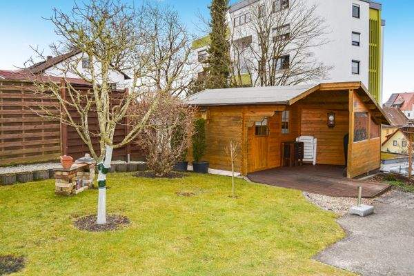 Grundstück mit Gartenhaus