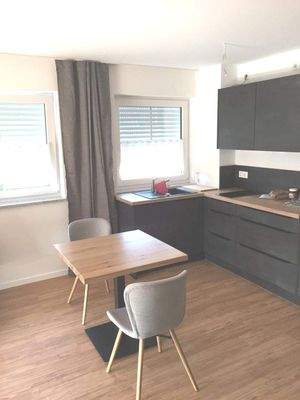 Küchenansicht und Essplatz.JPG