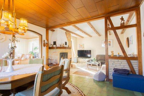 Wohn- Esszimmer mit Kamin im Wohnhaus