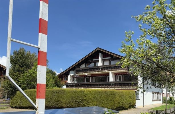 Haus mit Schranke Parkplatz