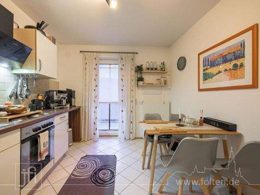 Küche mit Zugang zum Balkon