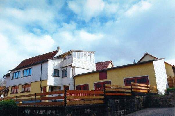 Wohnhaus mit Logia und Garagen