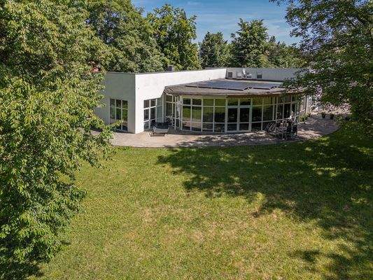 Umgeben von naturbelassenem Garten