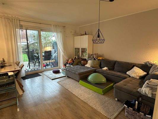 Helles Wohnzimmer mit Sofa