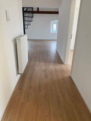 Flur mit Blick in den Wohnbereich 