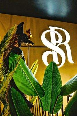 Treppenbereich/Statue/Logo