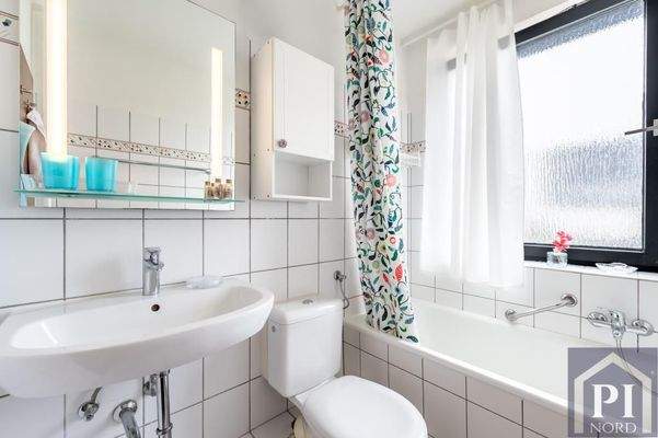 ... mit Badewanne und Fenster