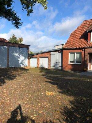 Hofansicht mit Garagen