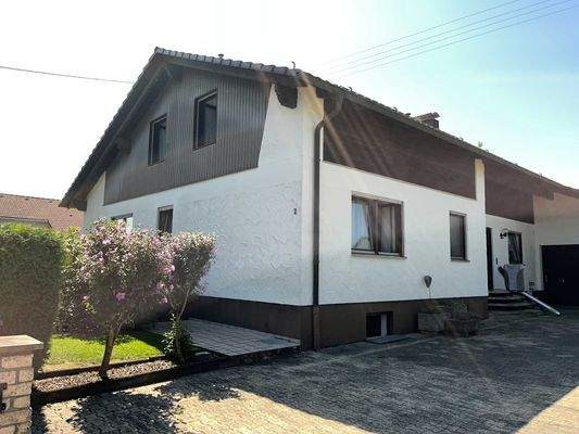 Hausansicht mit Giebelseite.jpg