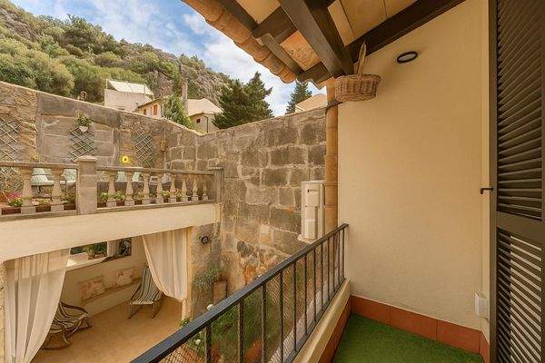 Oberer Balkon mit Fensterläden