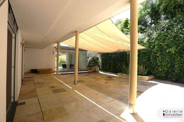 Atrium mit Sonnensegel