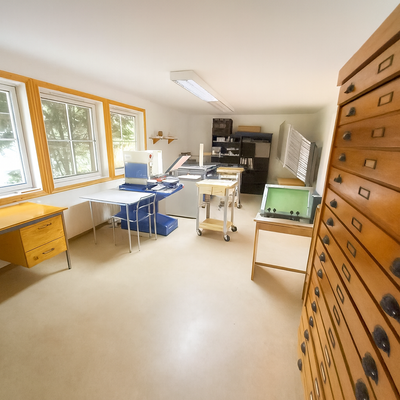 Gut organisierte Werkstatt mit Maschinen.png