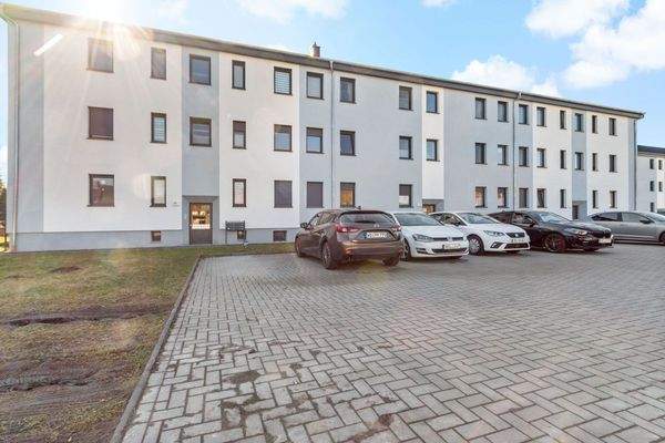 Hausfront / Stellplätze