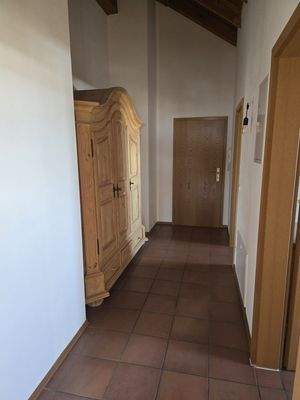 großer Flurbereich mit großem Garderobenschrank