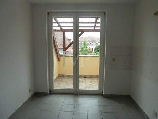 Küche mit Austritt und Blick auf Balkon