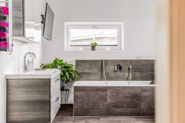 Zum Entspannen: Badewanne mit TV gegenüber