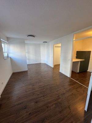 Leere Wohnung mit Holzboden