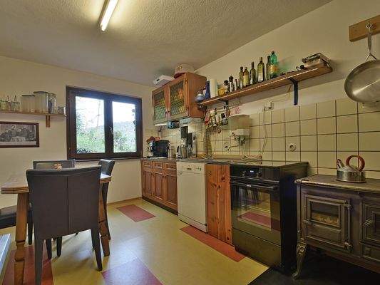 Die gemütliche Küche liegt gleich neben dem großen Wohnbereich...