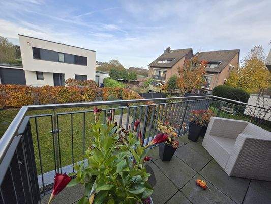 Moderne Terrasse mit Gartenblick