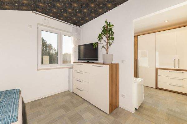 Mit offenem Durchgang zur Ankleide