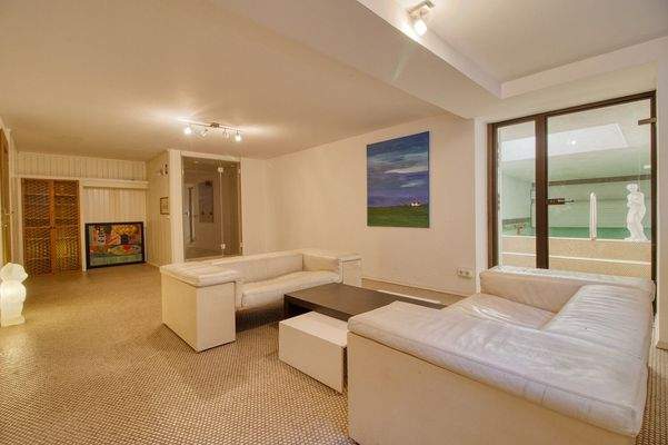 Wellnessbereich mit Schwimmbad und Dusche