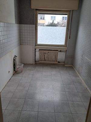 Leere Küche mit Fenster