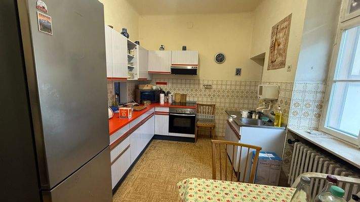 Küche mit Vorratsraum