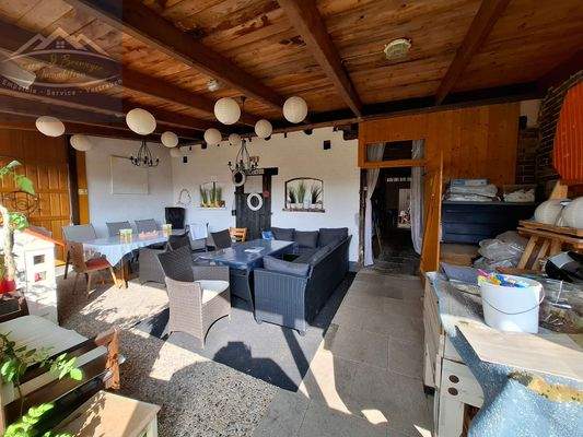 25 Überdachte Terrasse mit Blick in den Garten