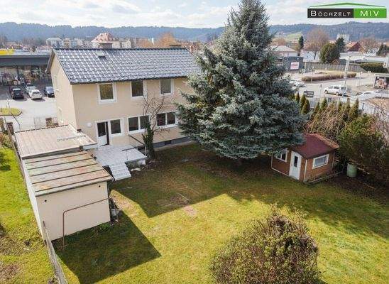 Außenansicht mit Garten