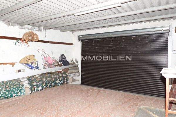  Eine der beiden großen Garagen