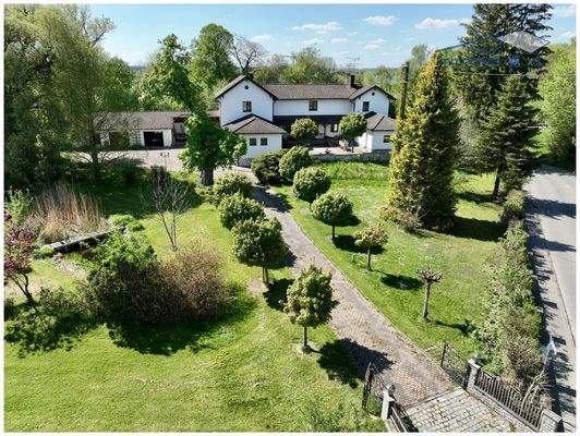 Sehr schöne Zufahrtsallee