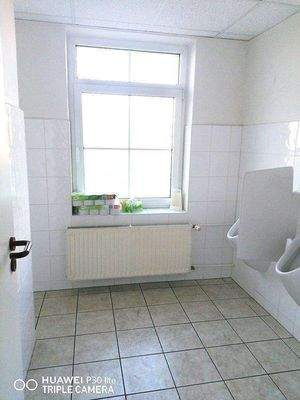 getrennte Damen- und Herren-WCs