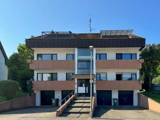 Die linke Garage gehört zur Wohnung