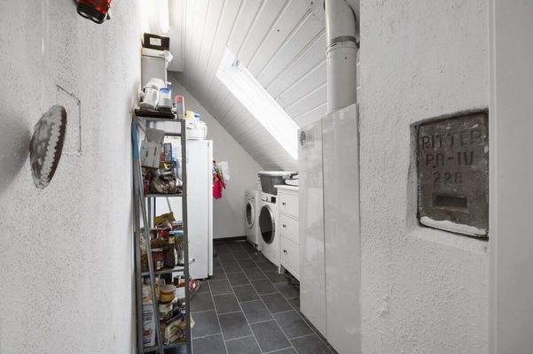 Abstellraum mit Heizung im Obergeschoss