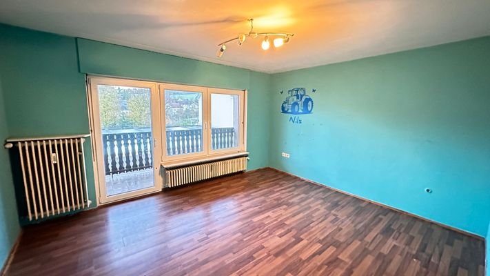 Zimmer 4 mit Balkonzugang im OG