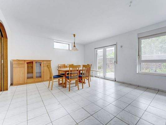 Helle Wohnküche mit direktem Zugang zur sonnigen Terrasse.