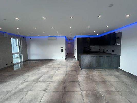 Wohn- und Esszimmer mit Küche