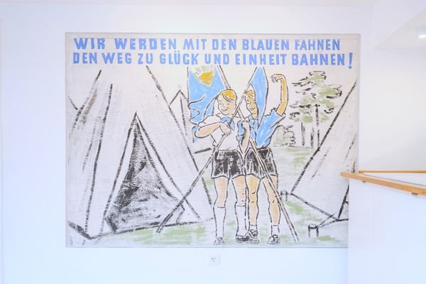 DDR-Kunstwerk - Wir werden mit den blauen Fahnen den Weg zu Glück und Einheit bahnen!