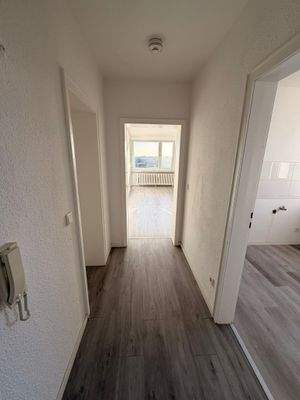 Heller Flur mit Zimmerblick