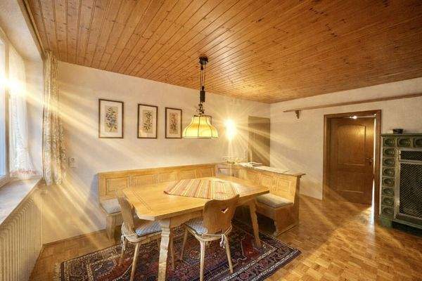 Essbereich mit Kachelofen EG