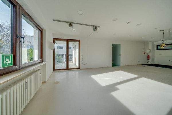 Zugang Aussentreasse Büro 1