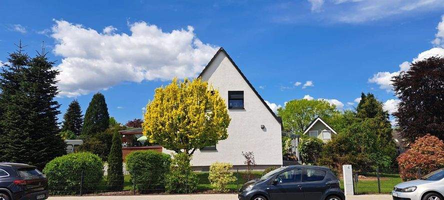 Außenansicht vorne im Sommer