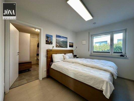 Schlafzimmer Hauptwohnung