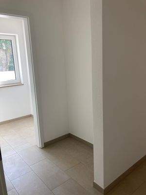 Eingangsbereich mit Blick in den Abstellraum