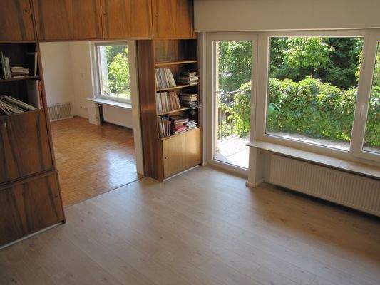 Wohnzimmer mit Balkon Wohnung im Obergeschoss