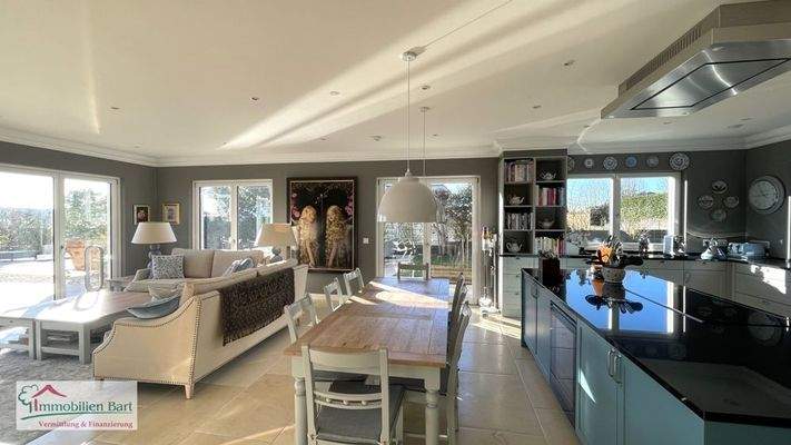 offener Wohn-/Essbereich mit Küche